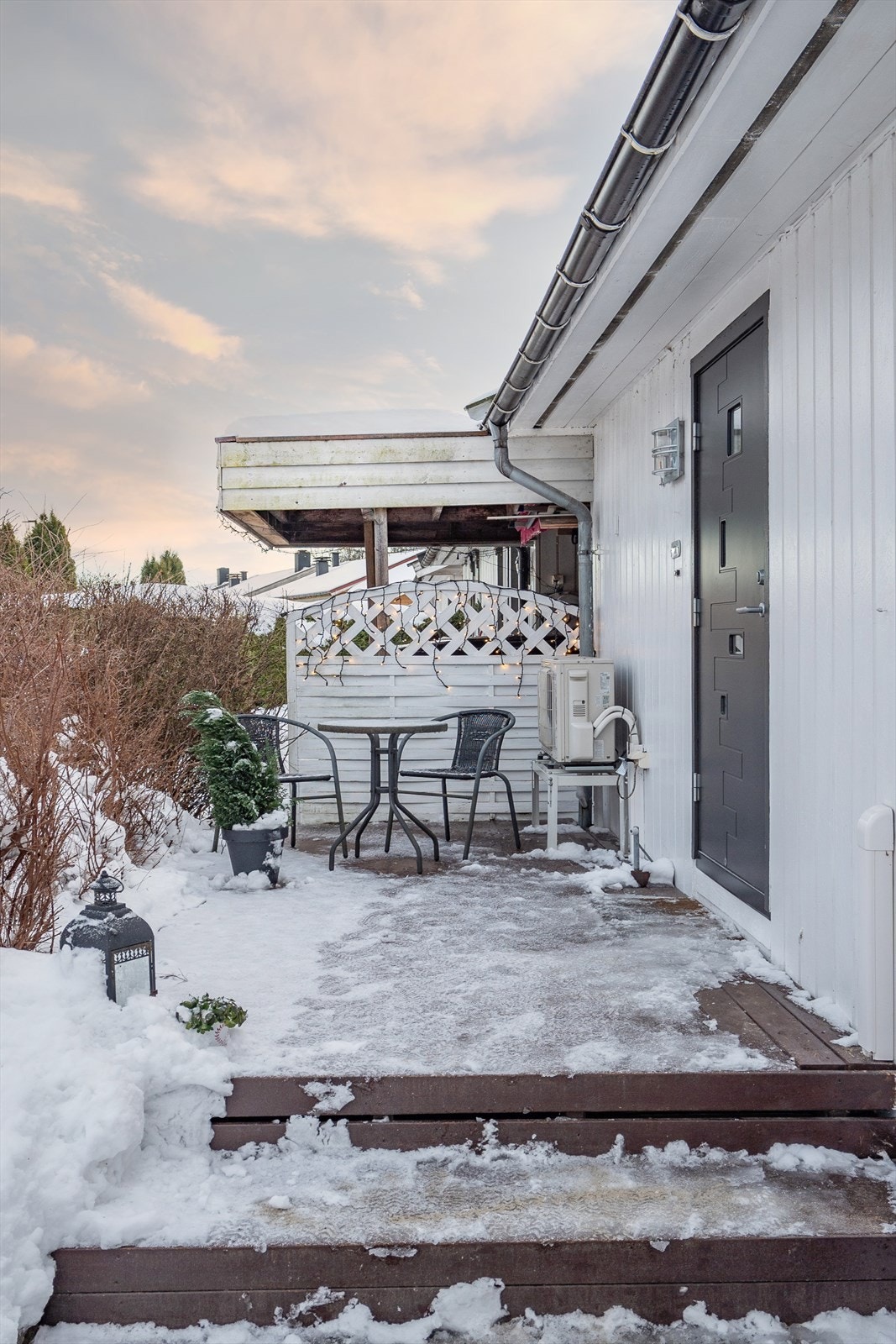 På fremsiden av boligen er det mulighet for å nyte morgen- og formiddagssolen på 40 kvm terrasse. Galleribilde
