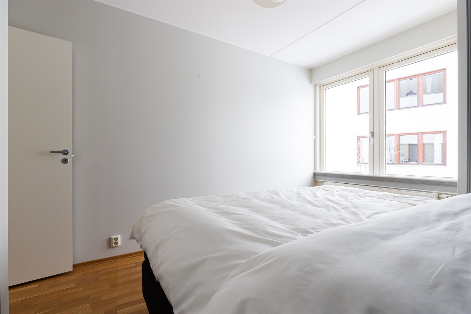 Det er montert plissegardiner i vindu på hovedsoverom. Galleribilde