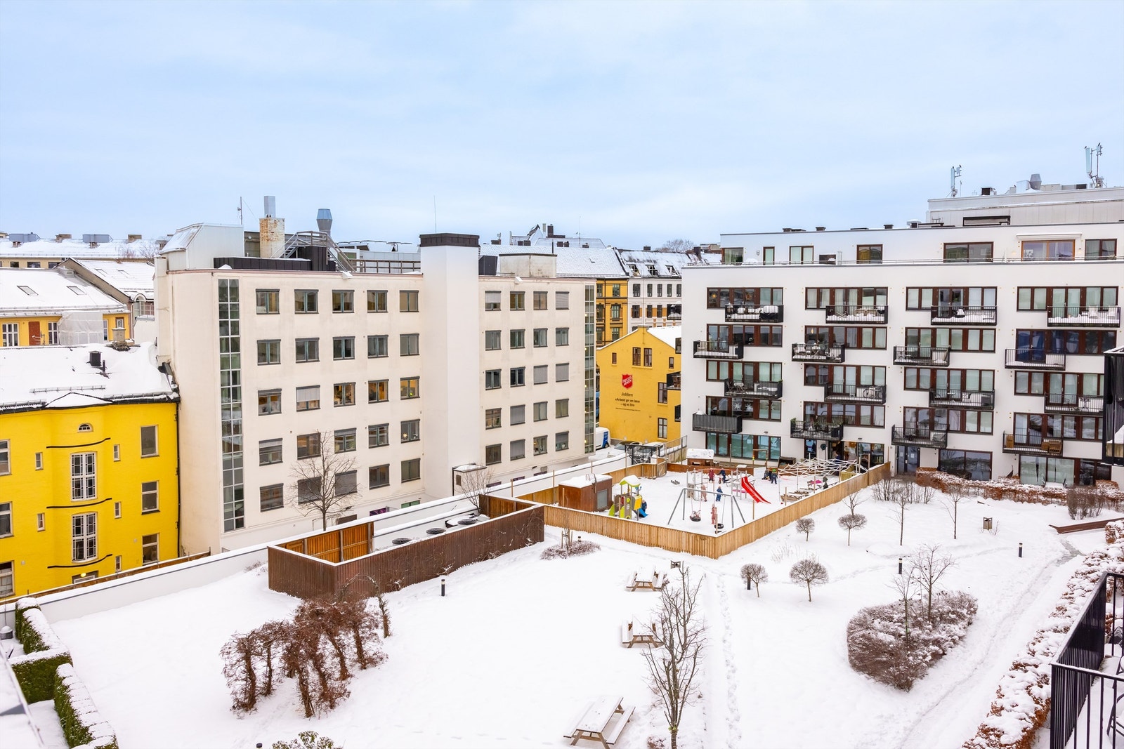 Hyggelig bakgård med flere sitteplasser, og lekeområdet for de små. Galleribilde
