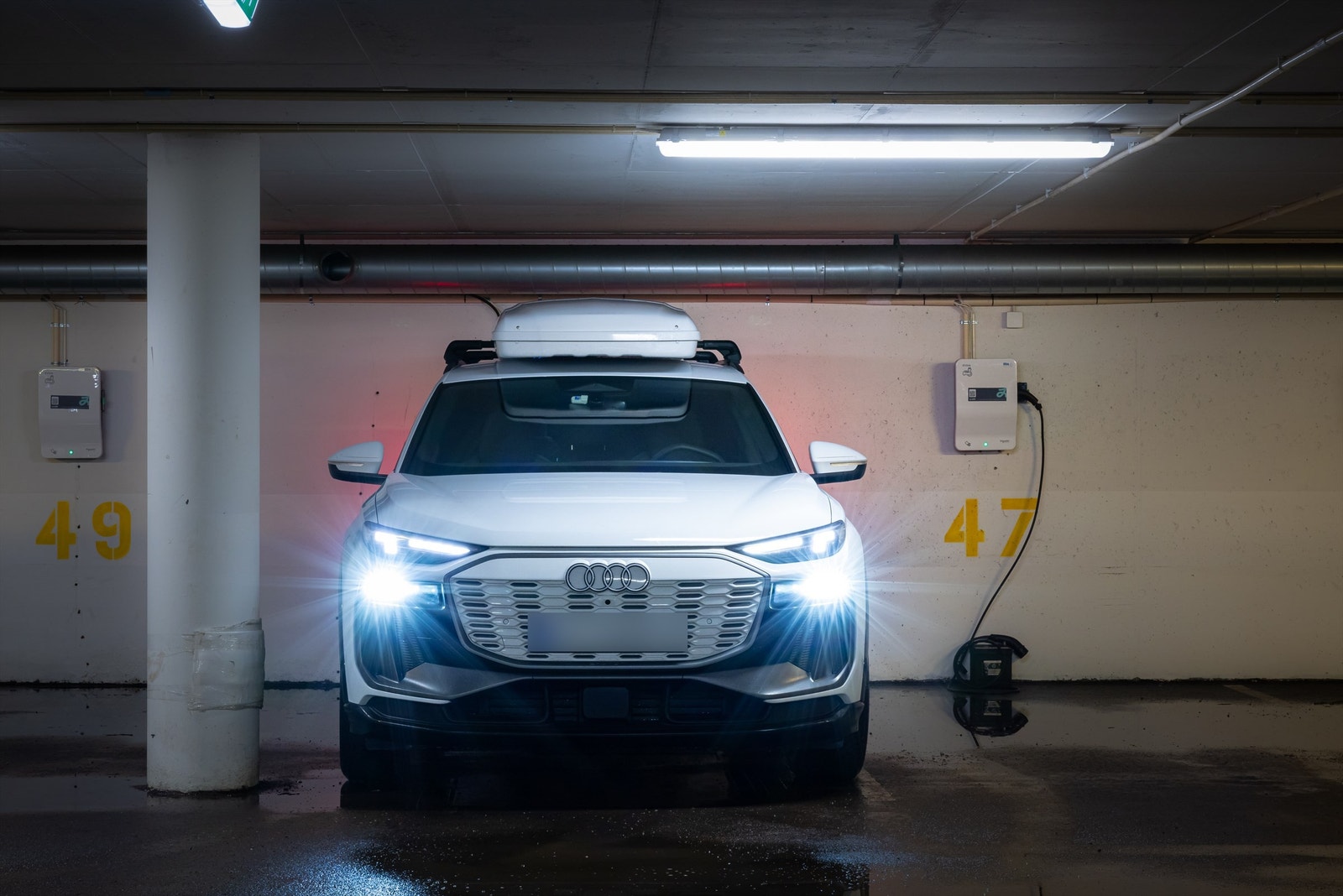 Leiligheten har garasjeplass i kjelleren med el-lader. Galleribilde