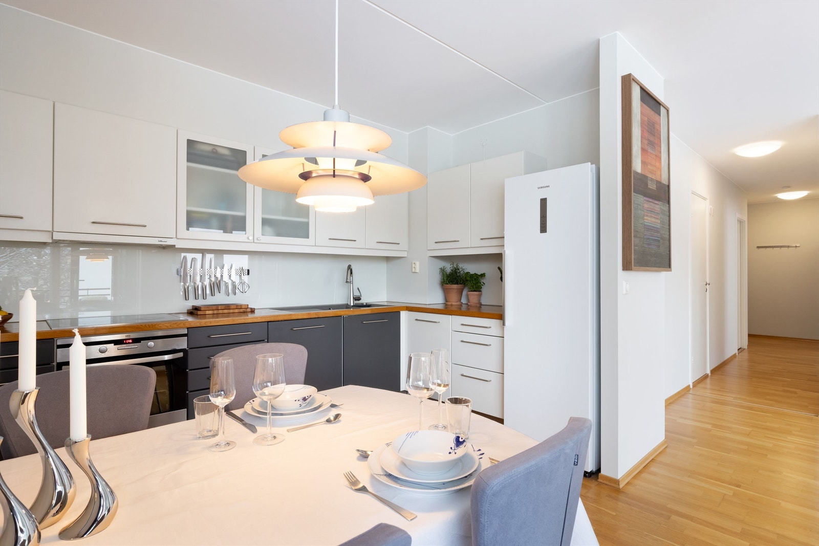 Godt med skapplass på kjøkken. Galleribilde