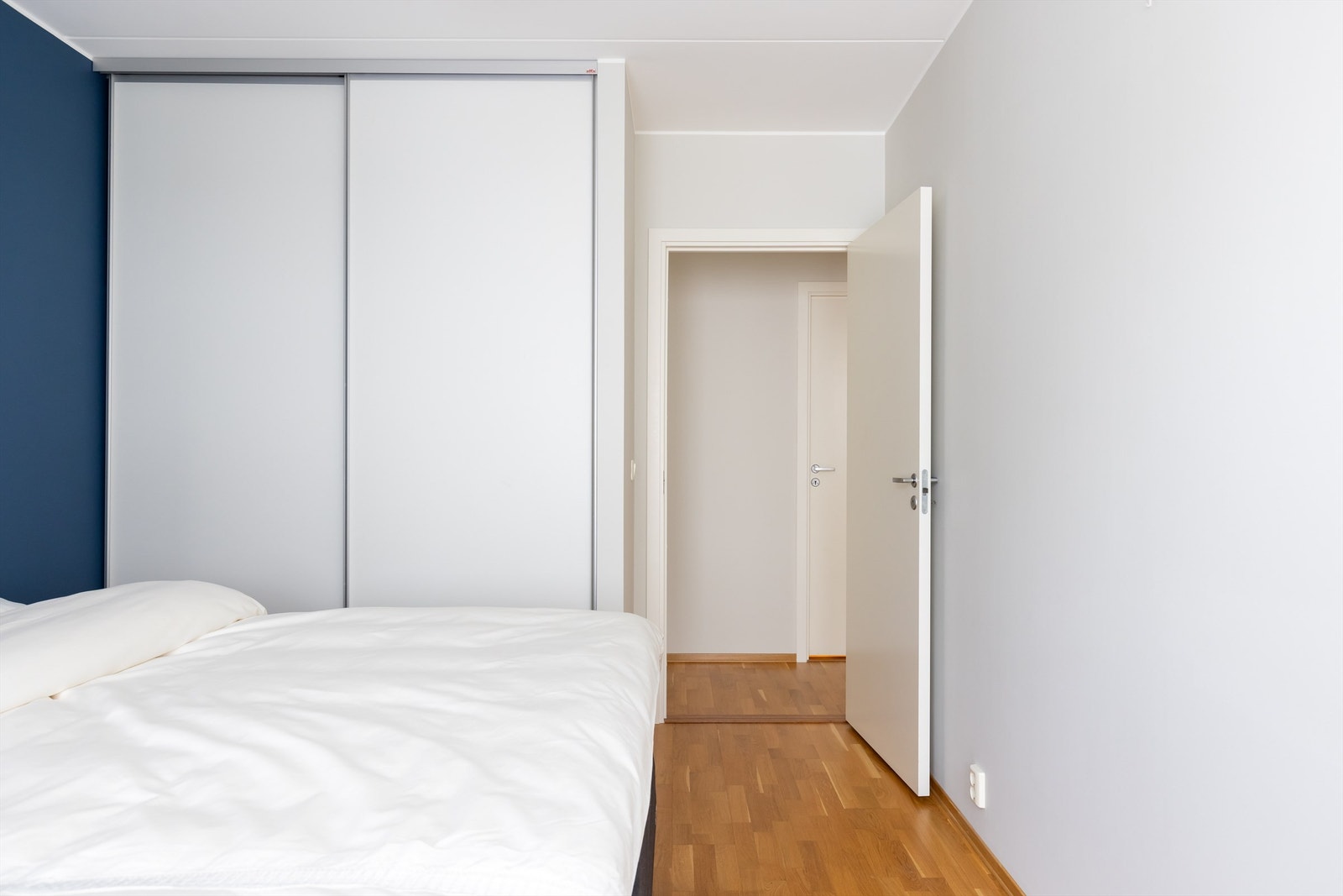 Hovedsoverommet har rikelig med oppbevaringplass på begge sider av sengen. Galleribilde