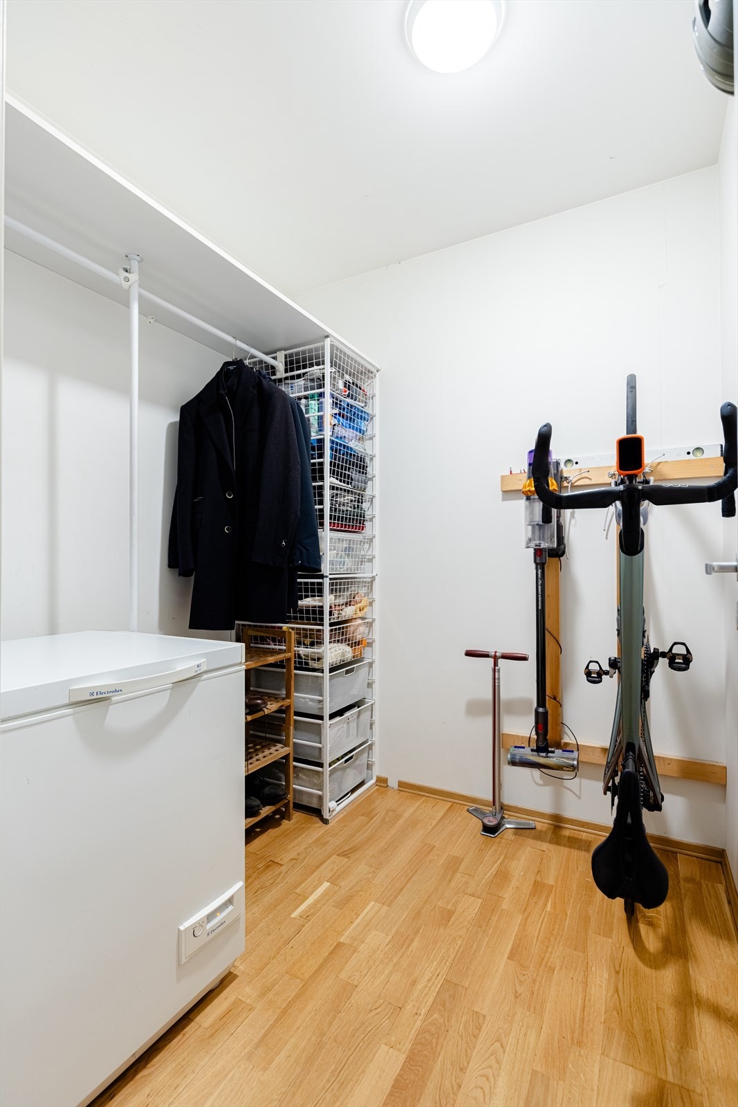 Praktisk bod inne i leiligheten. Perfekt til oppbevaring. Galleribilde