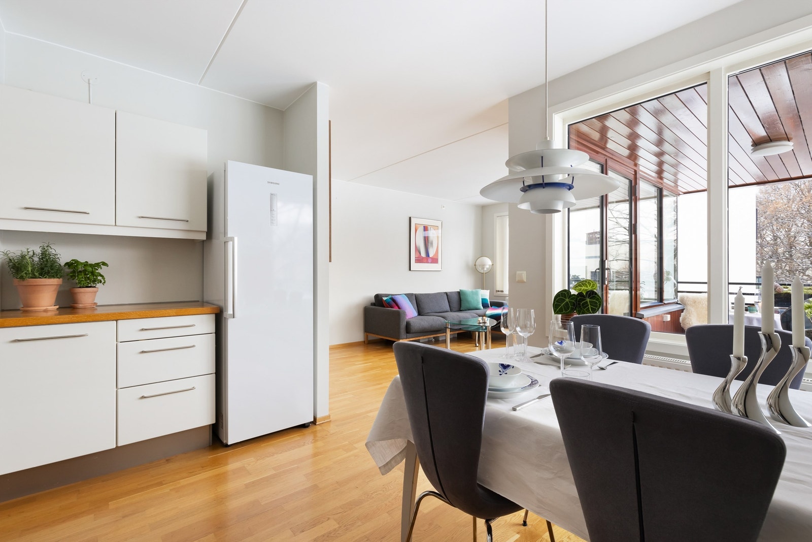 Det er plass til romslig spisegruppe på kjøkken. Galleribilde