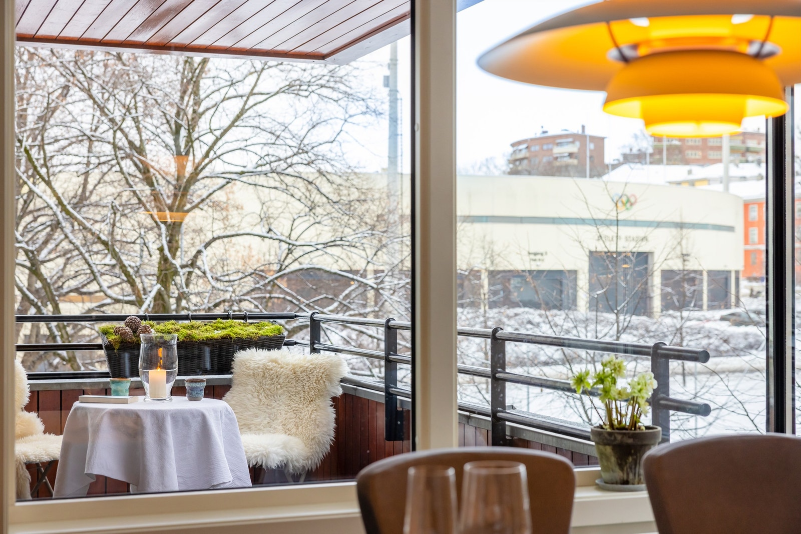 Hyggelig utsyn fra spisebordet mot Bislett Stadion. Galleribilde