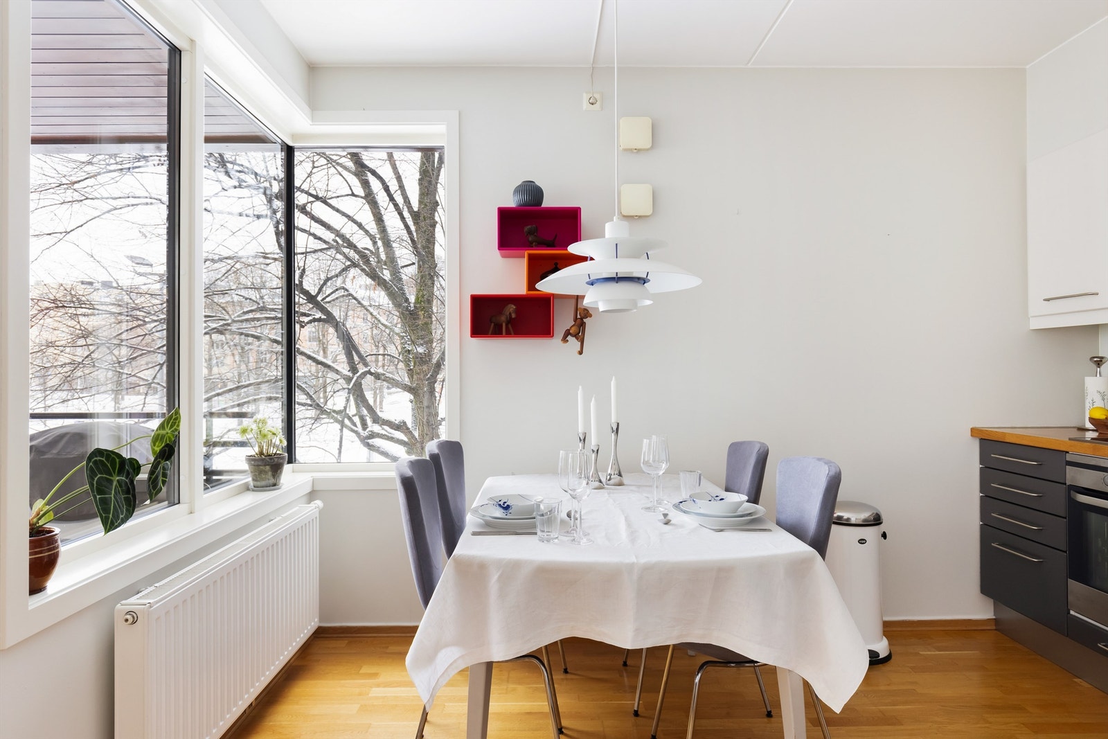 Store vindusoverflater slipper inn rikelig med lys, også i kjøkkenet. Galleribilde