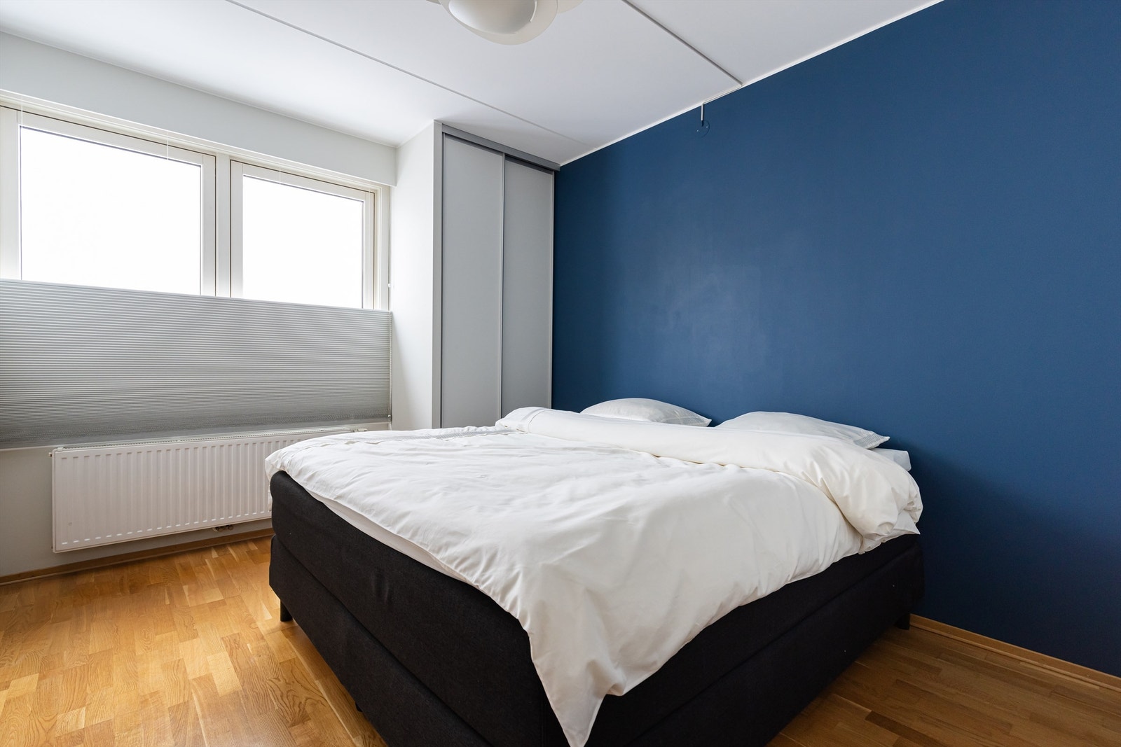 Hovedsoverommet har god plass til dobbeltseng med nattbord. Galleribilde