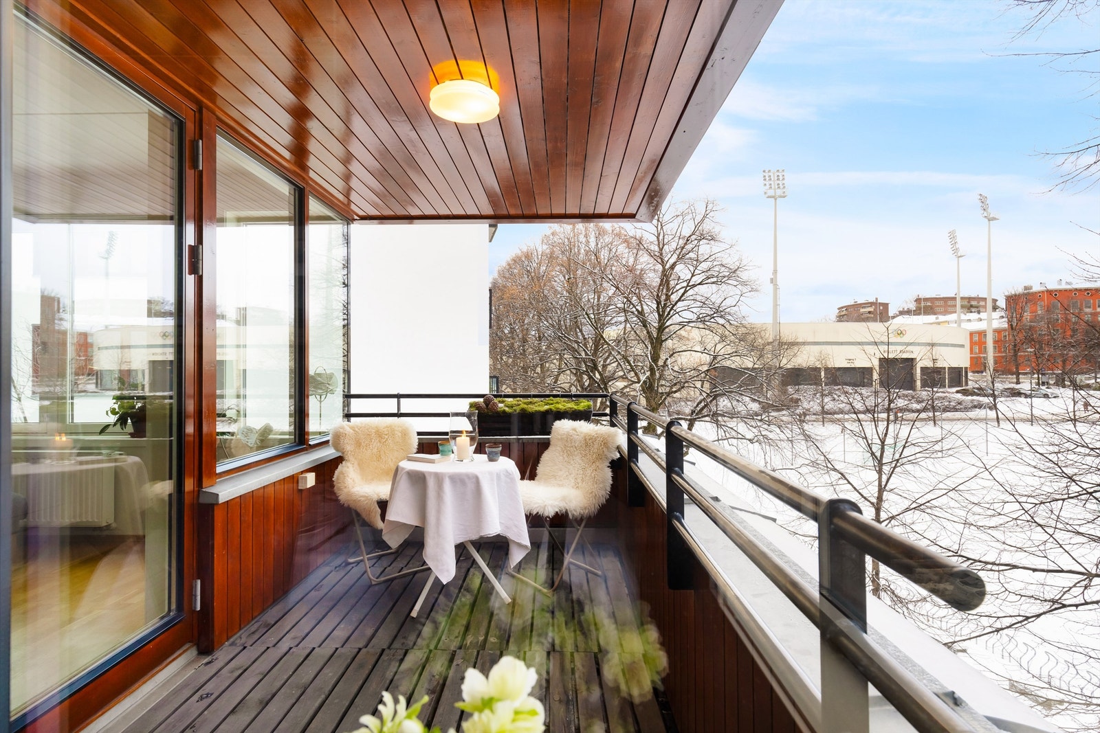 Den overbygde balkongen har flott utsyn mot friområder og Bislett Stadion. Galleribilde