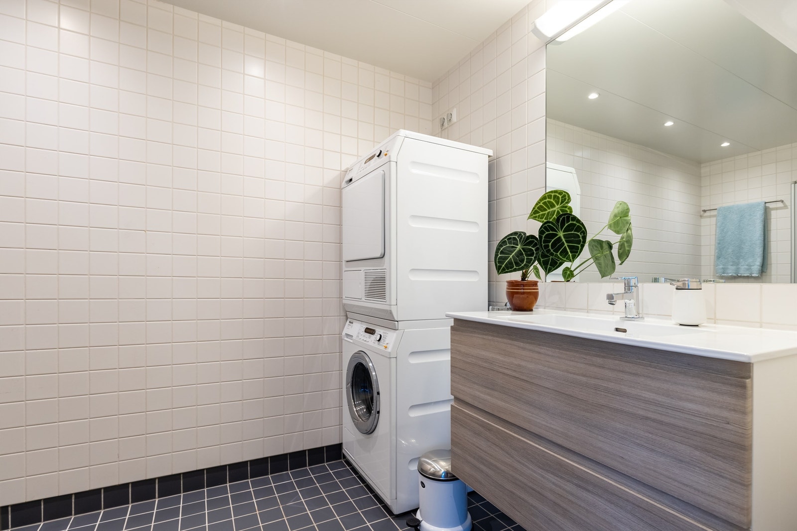 Søyle slik at det er plass til både vaskemaskin og tørketrommel. Galleribilde