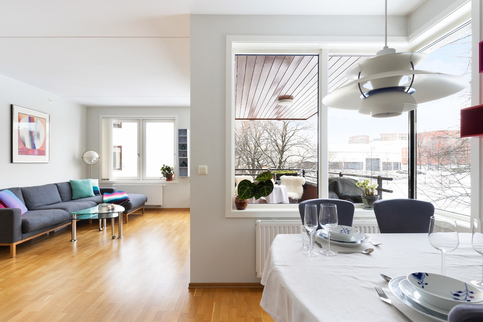 Den åpne løsningen gir leiligheten stor og fin sosial sone. Galleribilde