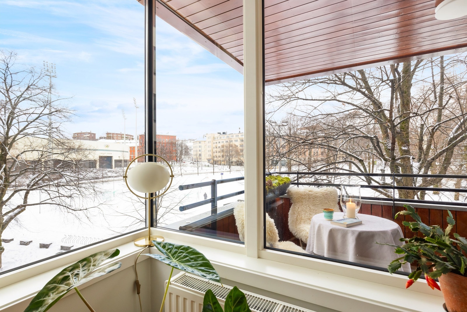 Store vindusflater gir leiligheten godt med lys. Galleribilde