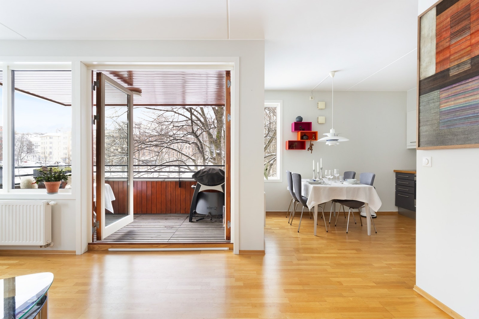 Delvis åpen kjøkkenløsning mot stuen. Galleribilde