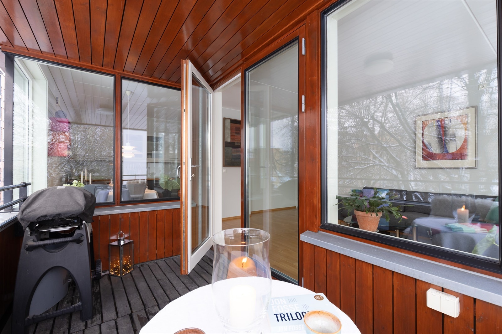 Stor balkong med plass til både sittegruppe og grill. Galleribilde