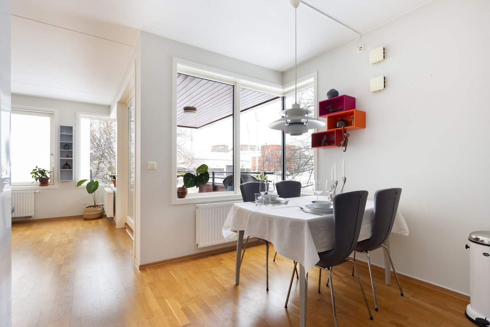 Praktisk kjøkkenløsning med plass til spisegruppe. Galleribilde