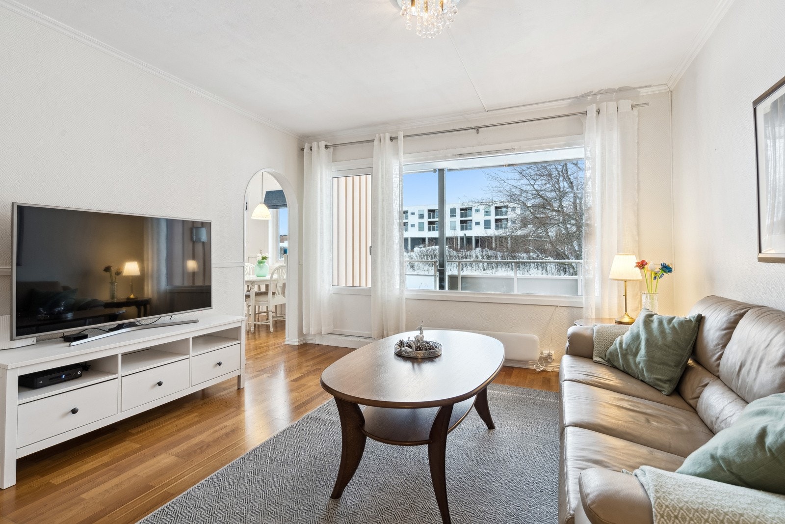 Lys og fin stue med peisovn. Galleribilde