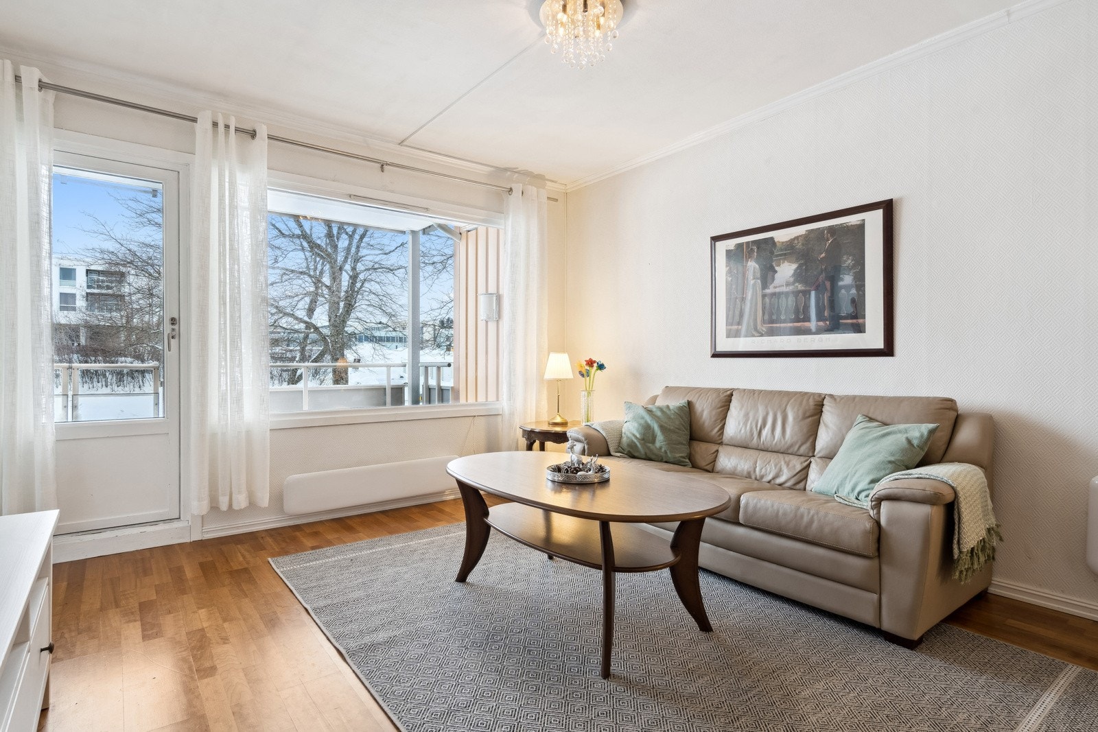 Stuen har naturlige soner for innredning, med god plass til sofagruppe og TV. Galleribilde