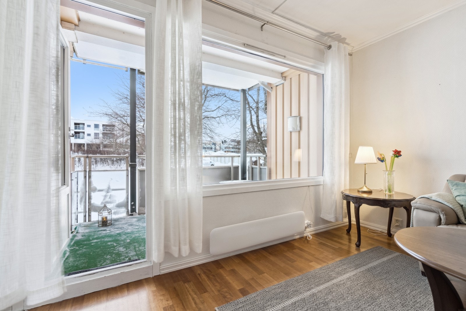 Utgang til romslig balkong fra stue, kan brukes som en fin forlengelse av stuen om sommeren. Galleribilde
