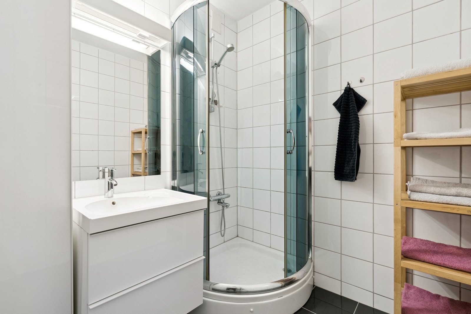 Baderom med flislagt gulv og gulvvarme. Galleribilde