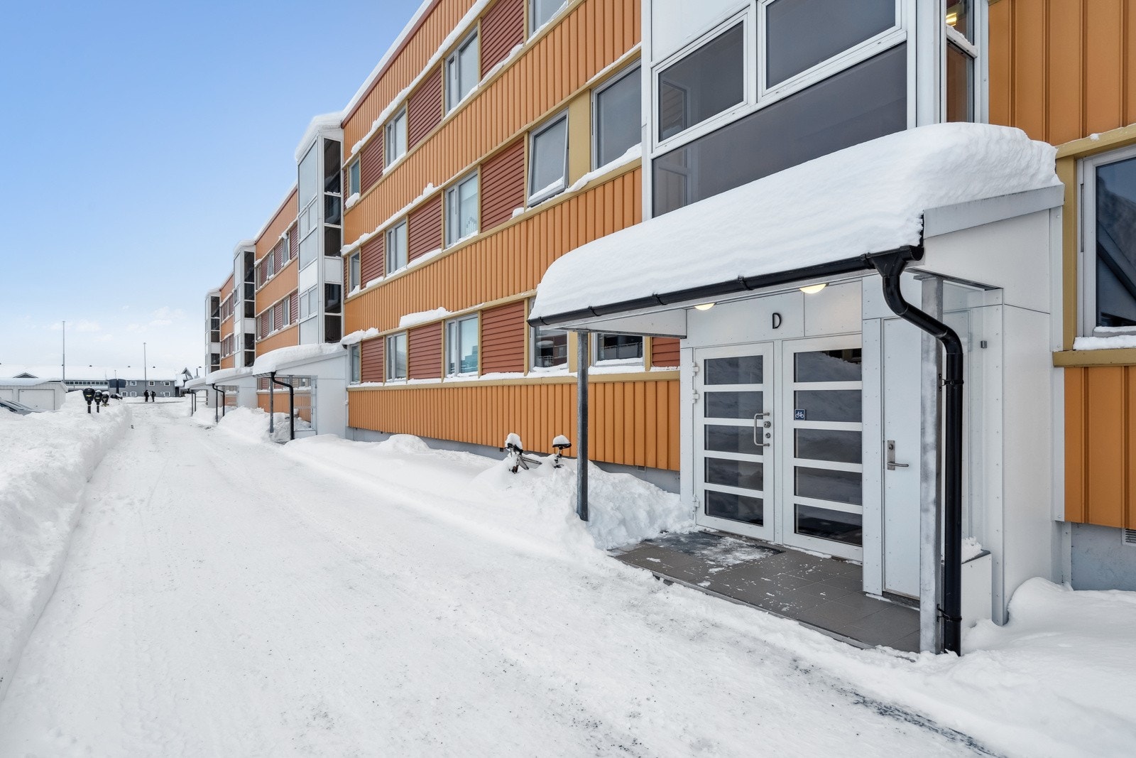 Leiligheten har flott beliggenhet ved Hallset, kort avstand til alt fra dagligvarebutikk, apotek til treningssenter. Galleribilde
