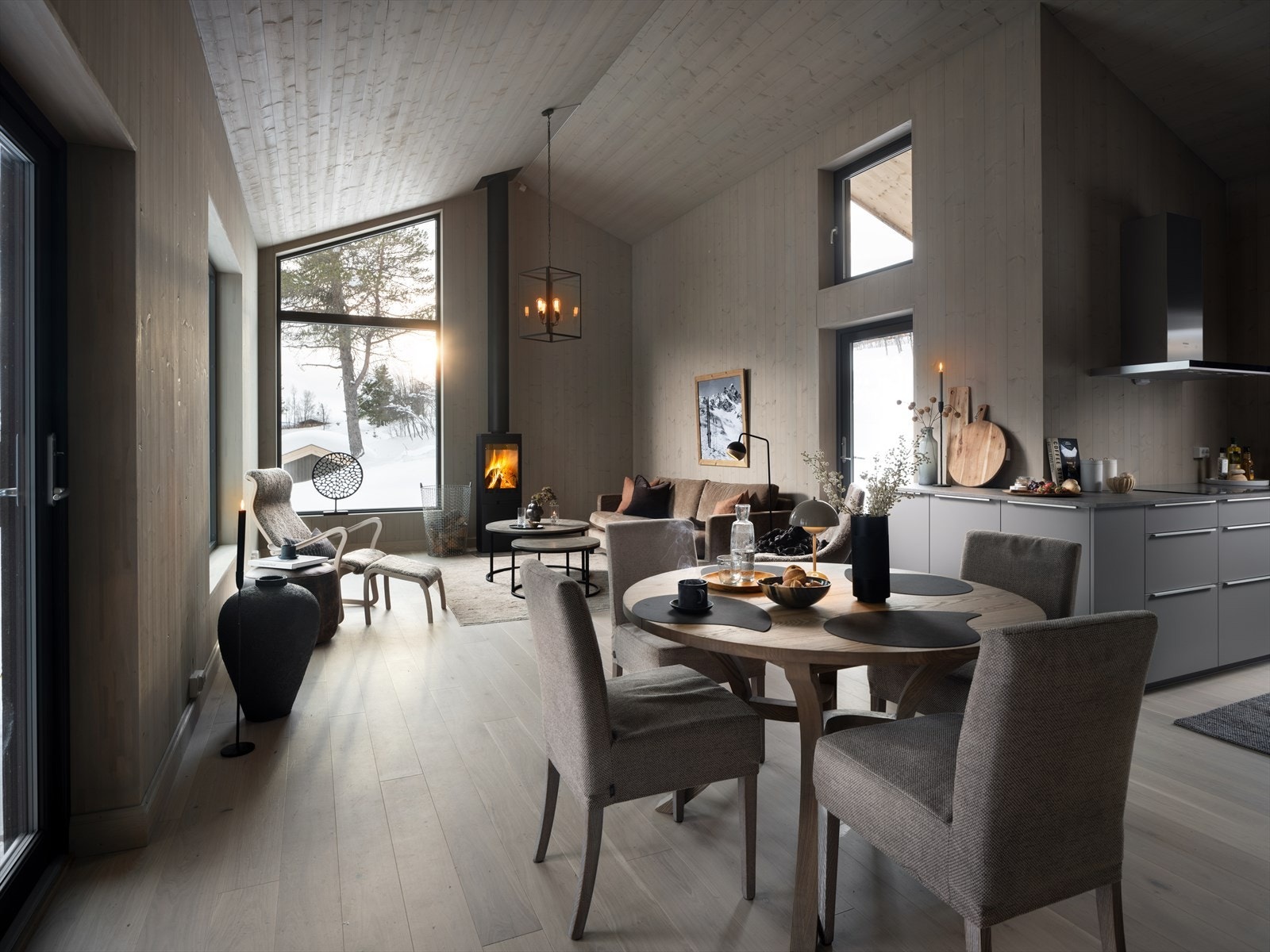 003_Lekker hytte med gjennomgående høy standard på utstyr og innredninger, samt smakfulle farge- og materialvalg over det hele.jpg Galleribilde