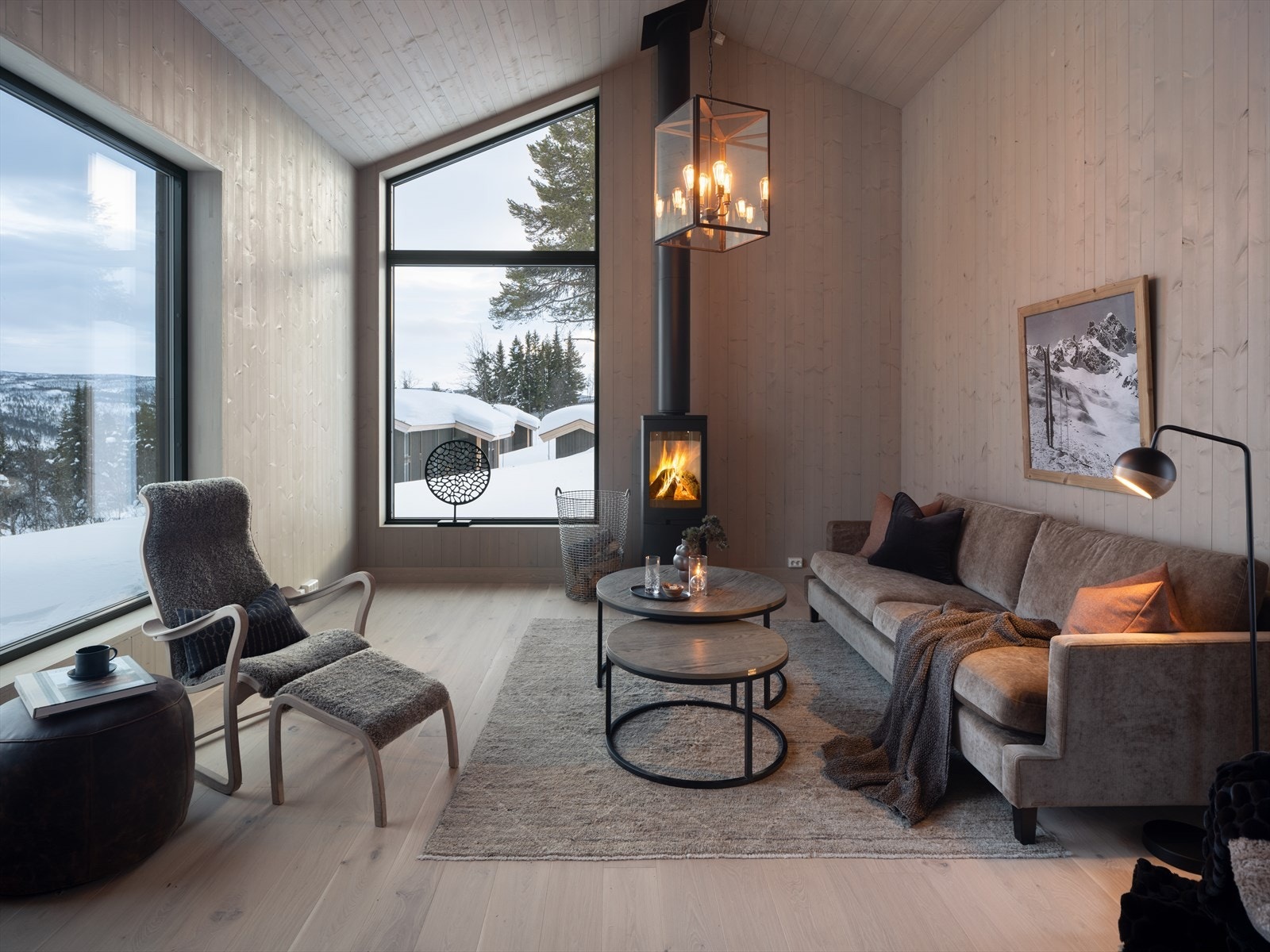 008_Det er store vindusflater som slipper inn rikelig med lys, takhøyde gir rommet stuekjøkken den lille ekstra.jpg Galleribilde