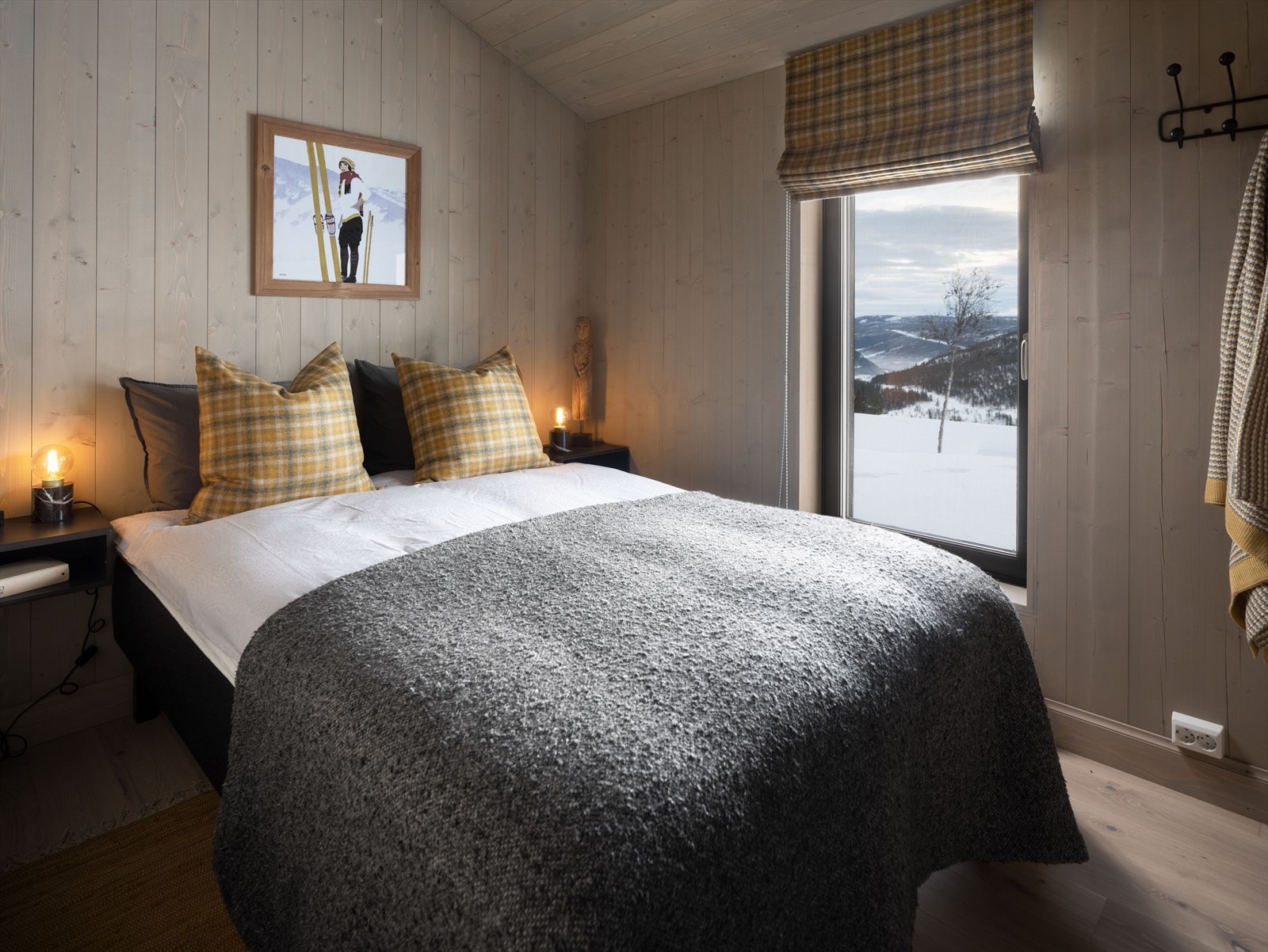 025_Soverom nummer tre har ekstra god takhøyde og fantastisk utsikt ned Hallingdal.jpg Galleribilde