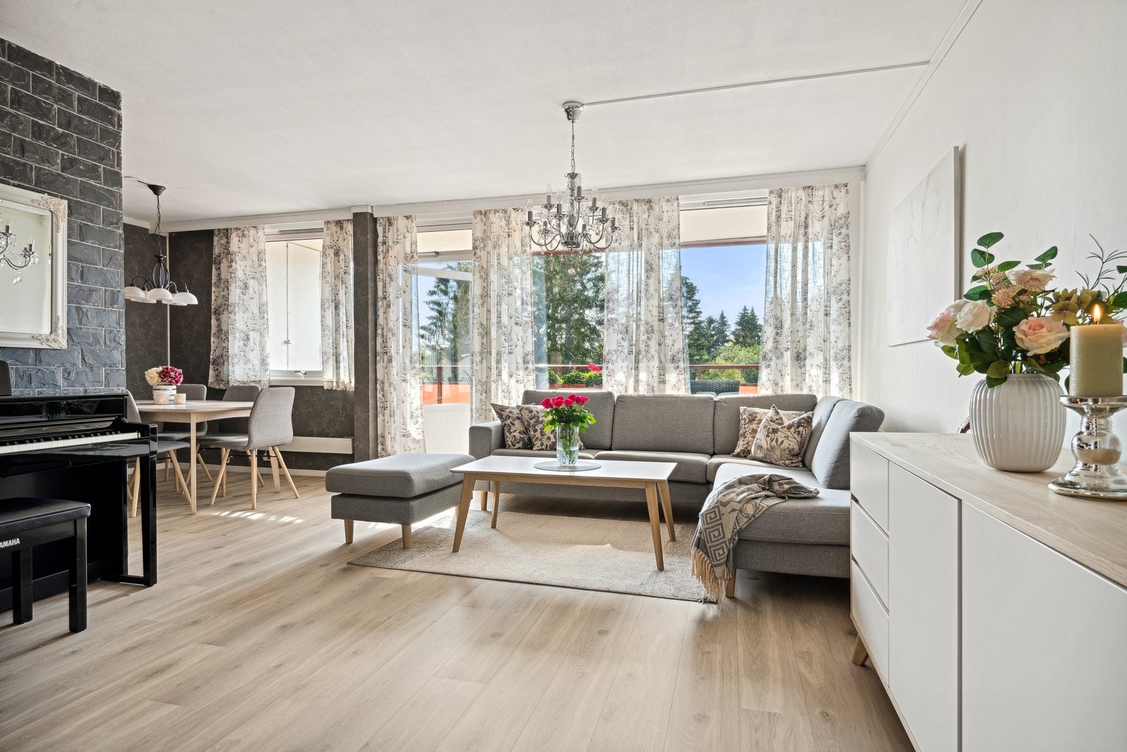 Stuen oppleves som lys og luftig. Store vindusflater gir godt med naturlig lysinnslipp. Galleribilde