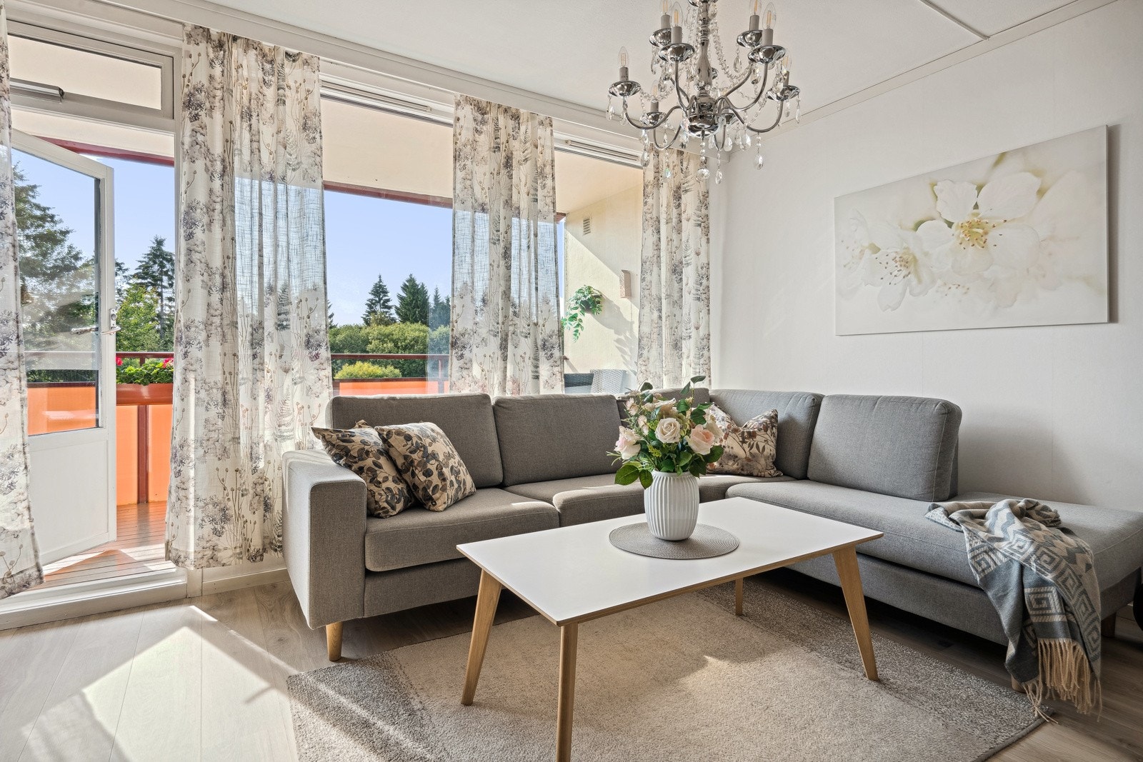 Det er god plass til sofa med tilhørende møblement. Galleribilde