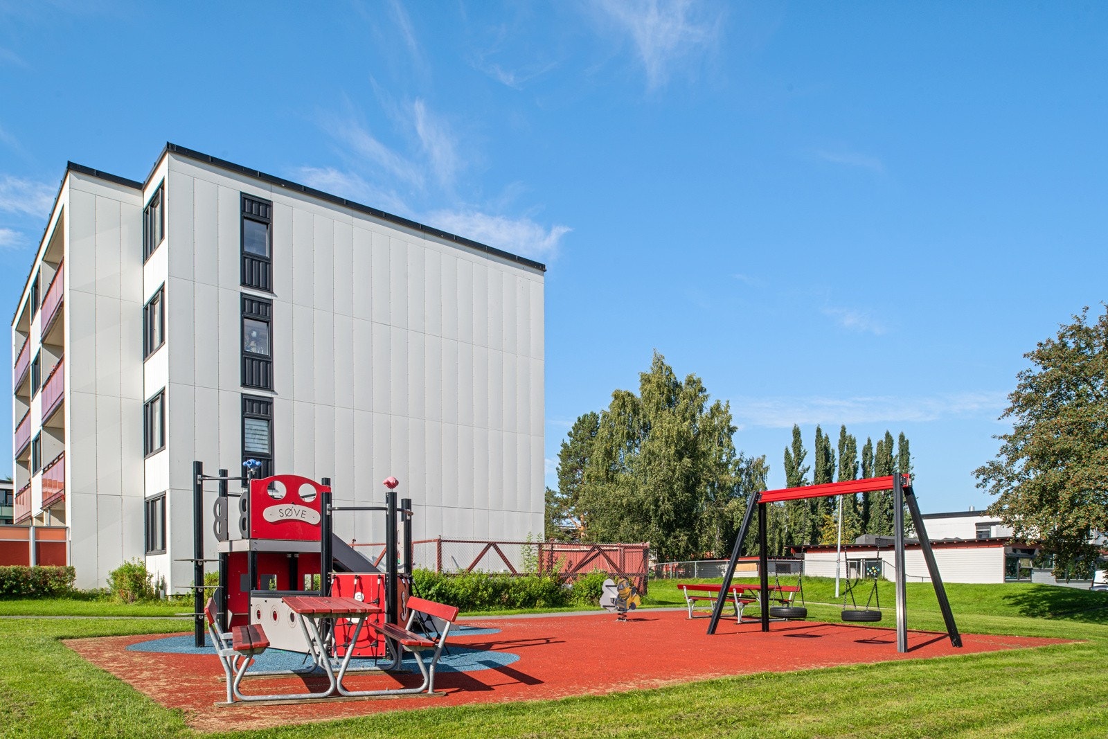 Stor og flott lekeplass med god boltreplass for de minste. Galleribilde