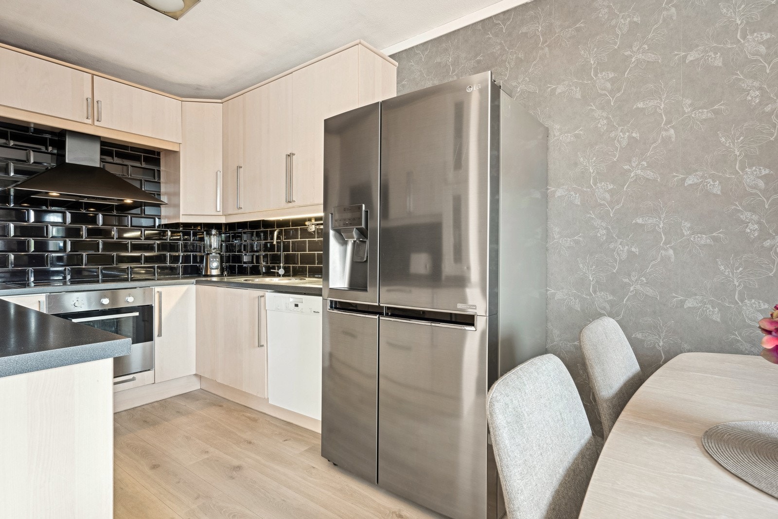 Ikea kjøkkeninnredning fra 2012. Selger har nylig oppgradert kjøkkenet etter at bildene ble tatt, med ny benkeplate, vaskekum, blandebatteri og induksjonstopp. Galleribilde