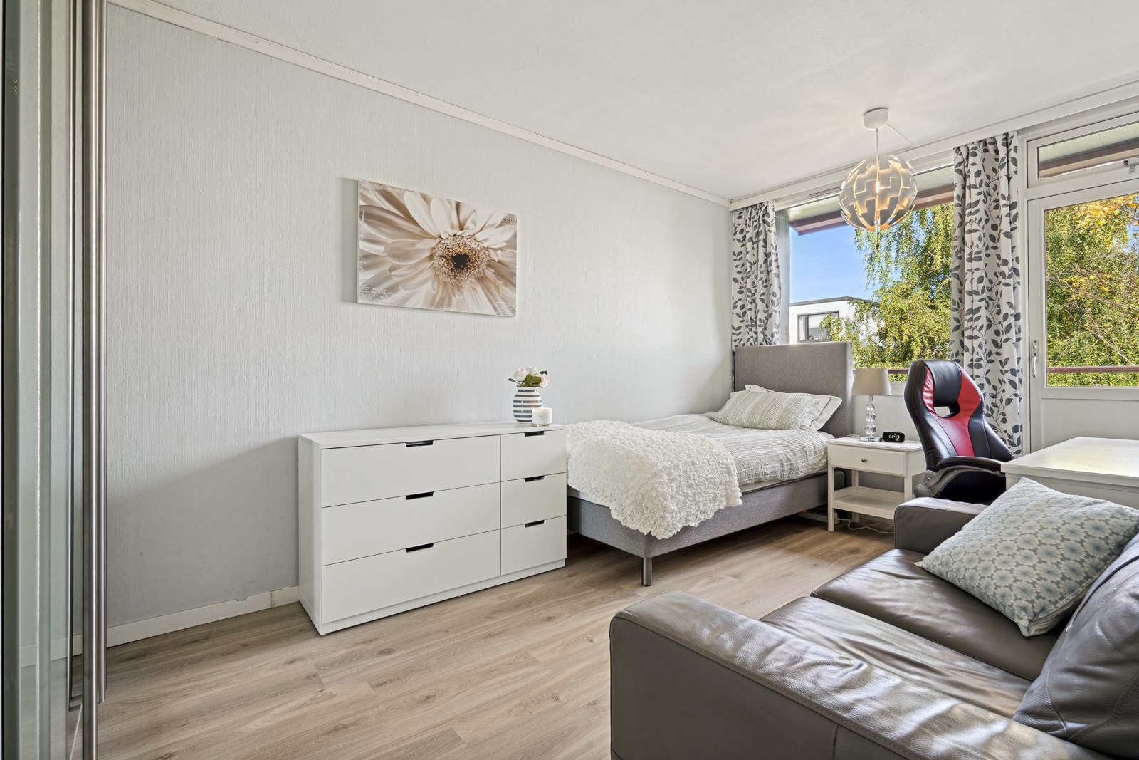 Lyst og fint soverom, kan enkelt møbleres etter ønske og behov. Det ble lagt nytt gulv i soverommet her i år (2024). Galleribilde