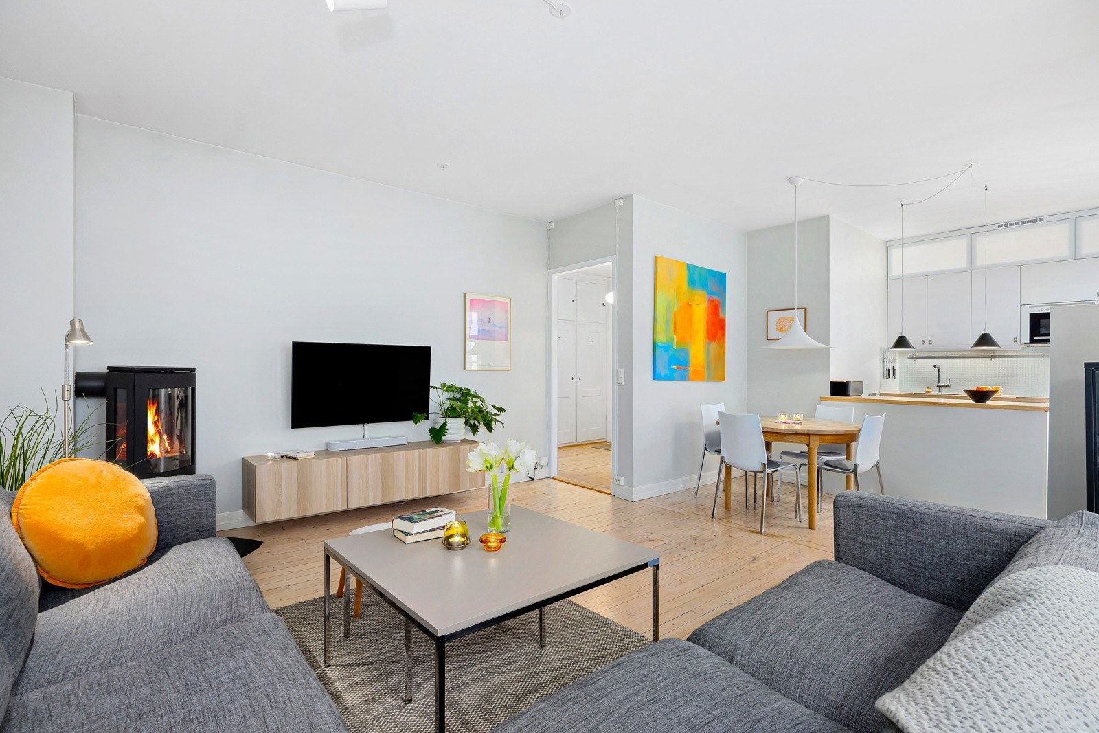 Stuen har en generøs takhøyde på 2,71 meter. Galleribilde