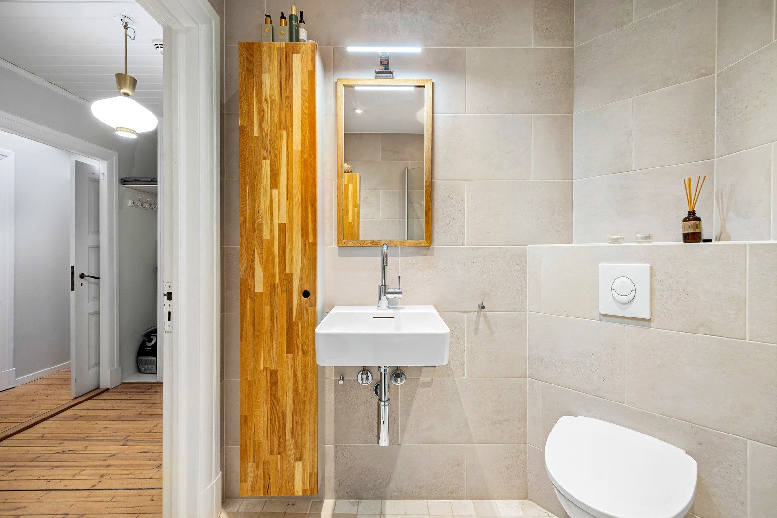 Baderommet har vegghengt toalett, lekre fliser og gulvvarme. Galleribilde