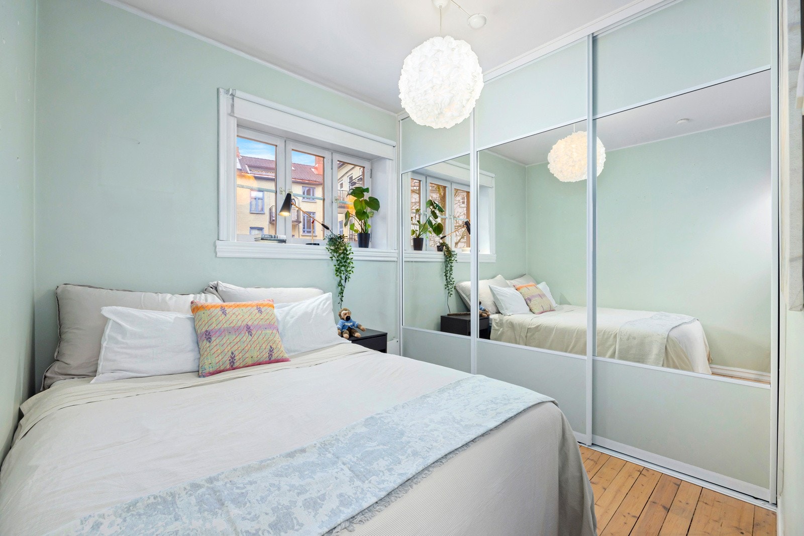 Det er god oppbevaringsplass i skap på soverommene. Galleribilde