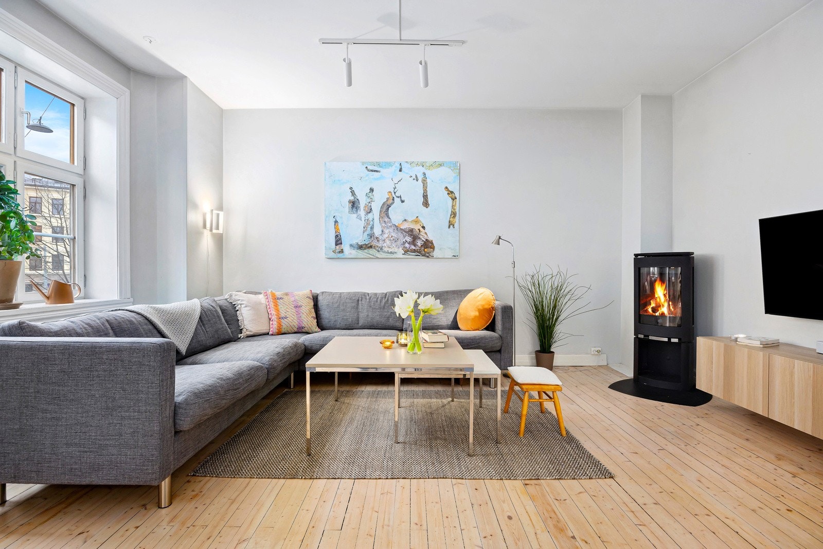 Det er montert en lekker peisovn i stuen. Galleribilde