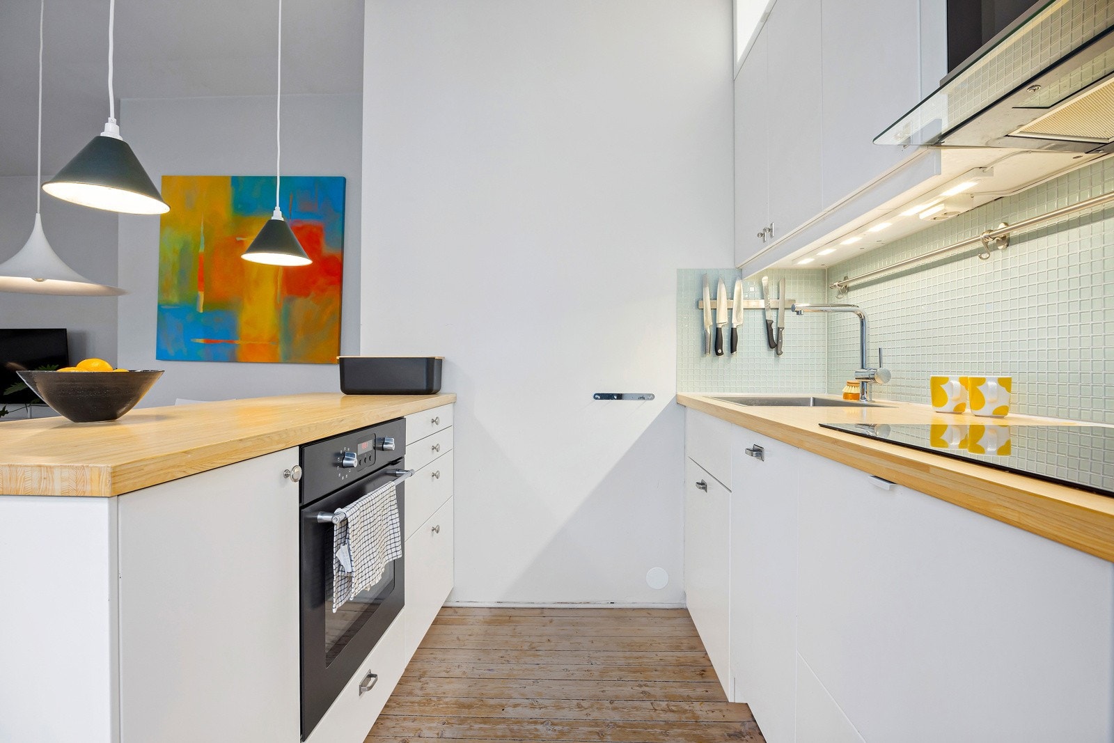 Kjøkkenet har romslige benkeflater. Galleribilde