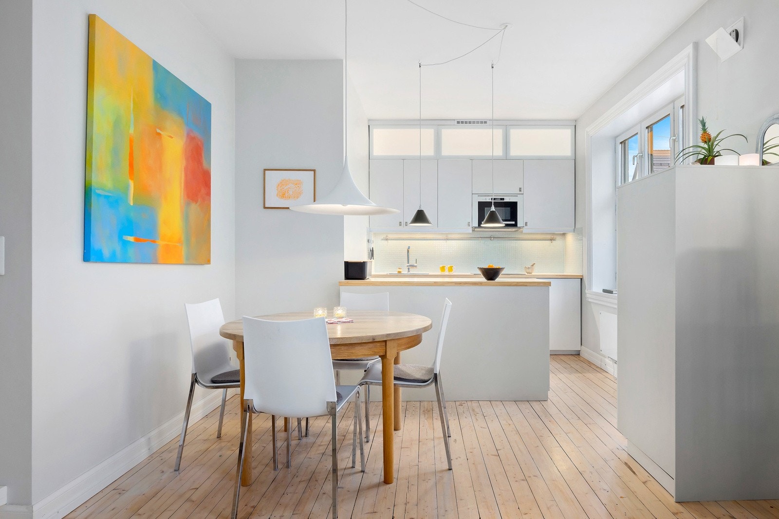 I overgangen mellom stuen og kjøkkenet er det plass til et spisebord. Galleribilde