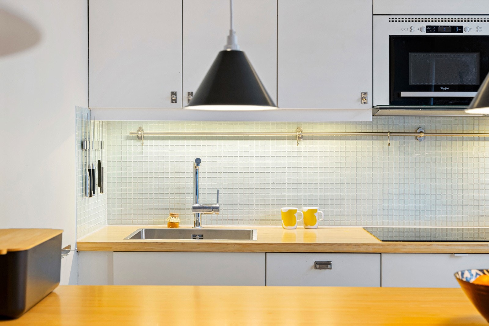 Kjøkkenet har god arbeidsplass og rikelig med oppbevaring. Galleribilde