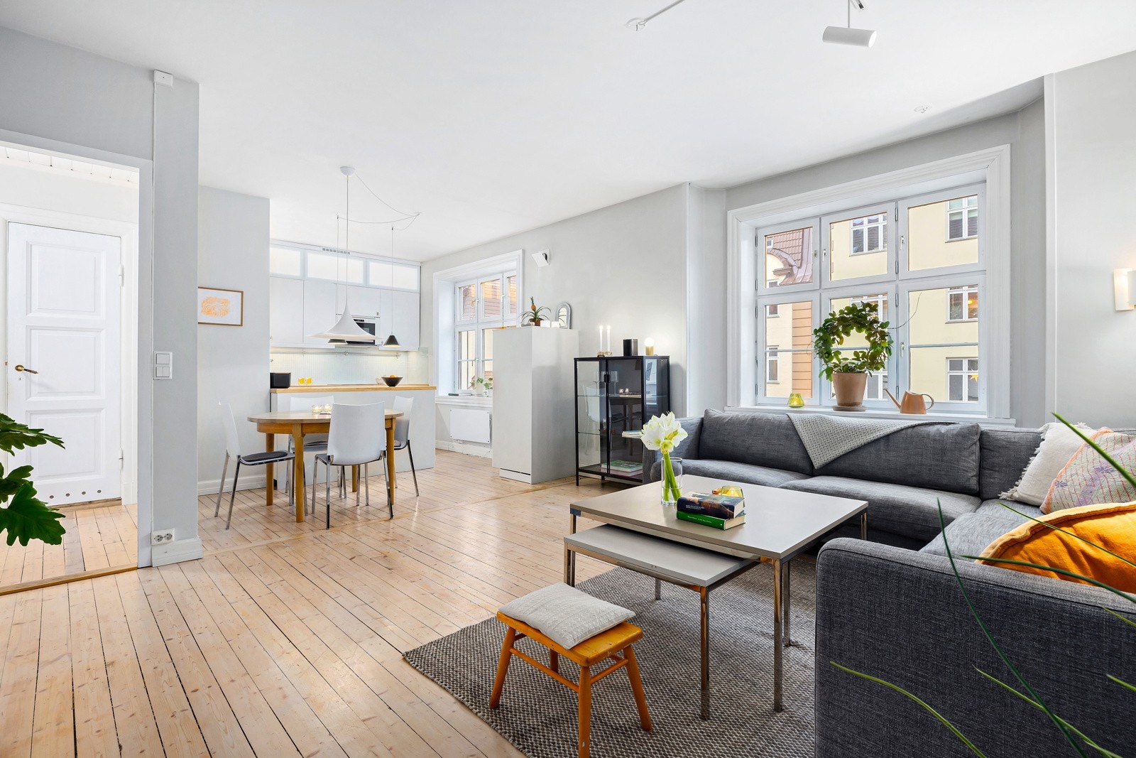 Leiligheten utmerker seg med meget gode lysforhold. Galleribilde