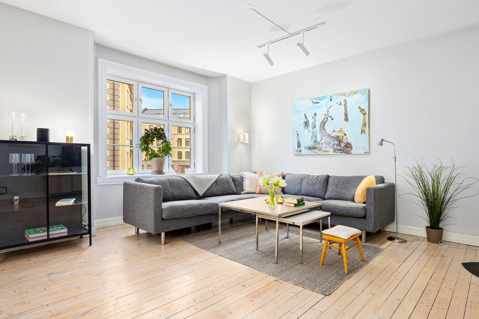 Boligen har lakkerte, originale tregulv. Galleribilde