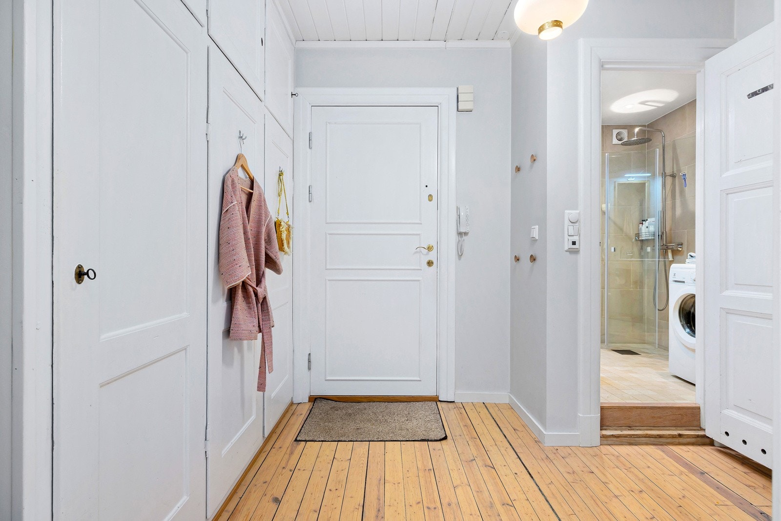 Det er meget gode oppbevaringsmuløigheter i plassbygde skap i entréen. Galleribilde