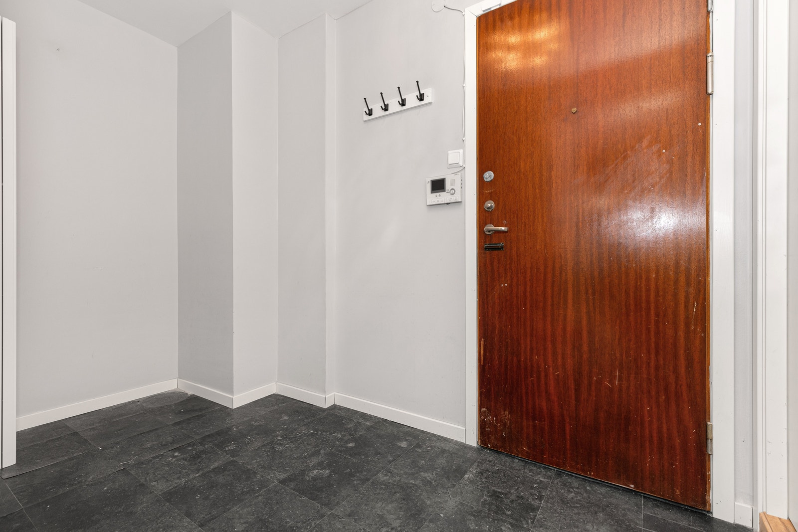 Entré med god plass til å henge fra seg yttertøy og sko. Galleribilde
