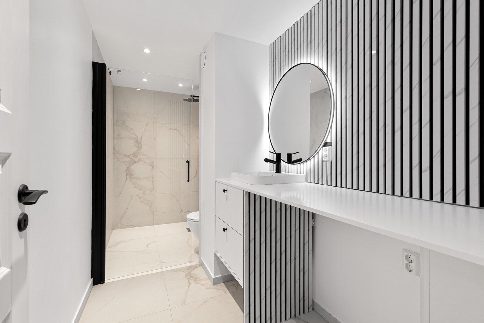 Nyoppusset bad med toalett, dusj, servant og opplegg for vaskemaskin. Galleribilde