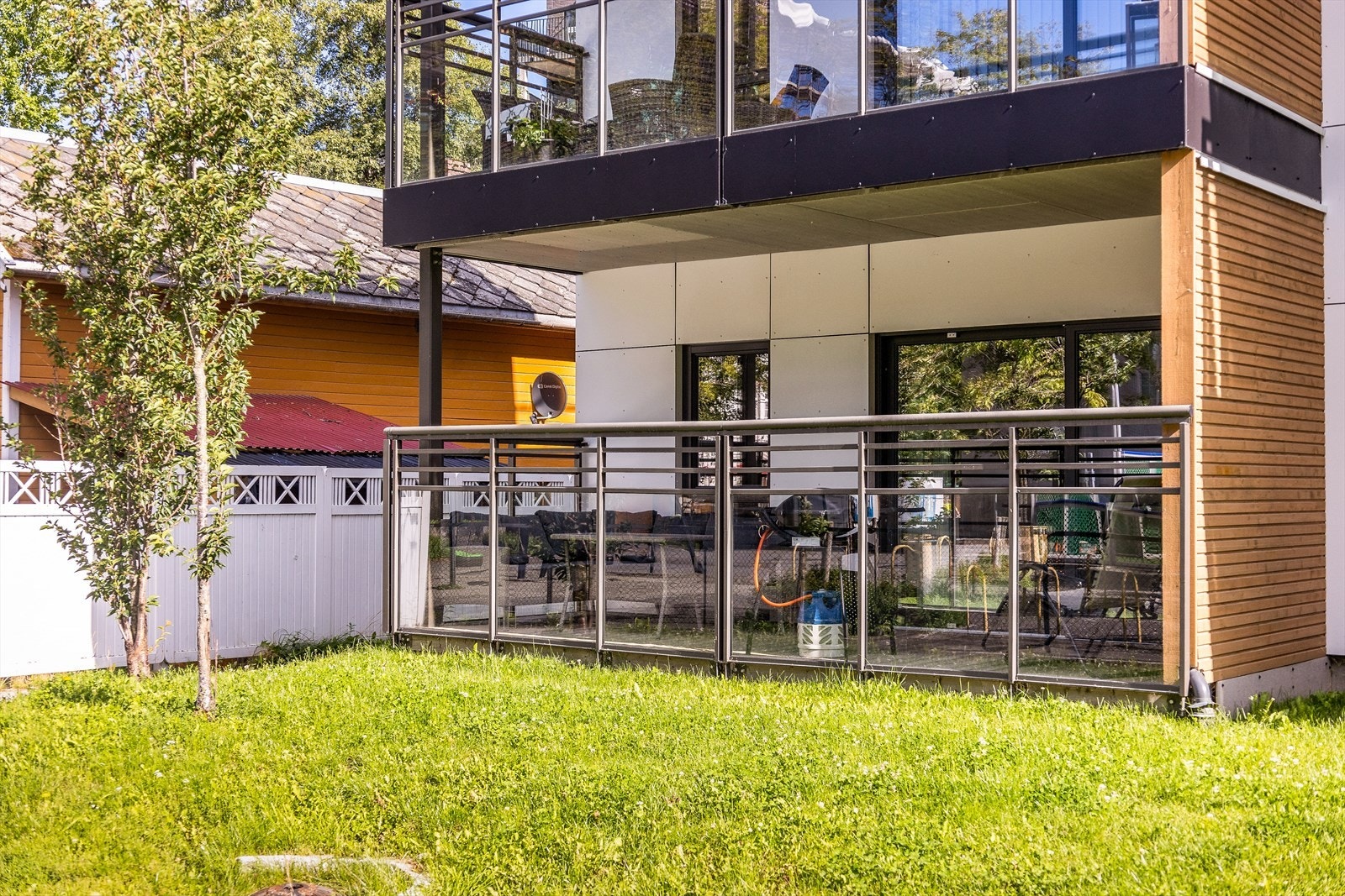 Leiligheten har en veldig fin beliggenhet på hjørnet av borettslaget, med kort vei til det aller meste. Galleribilde