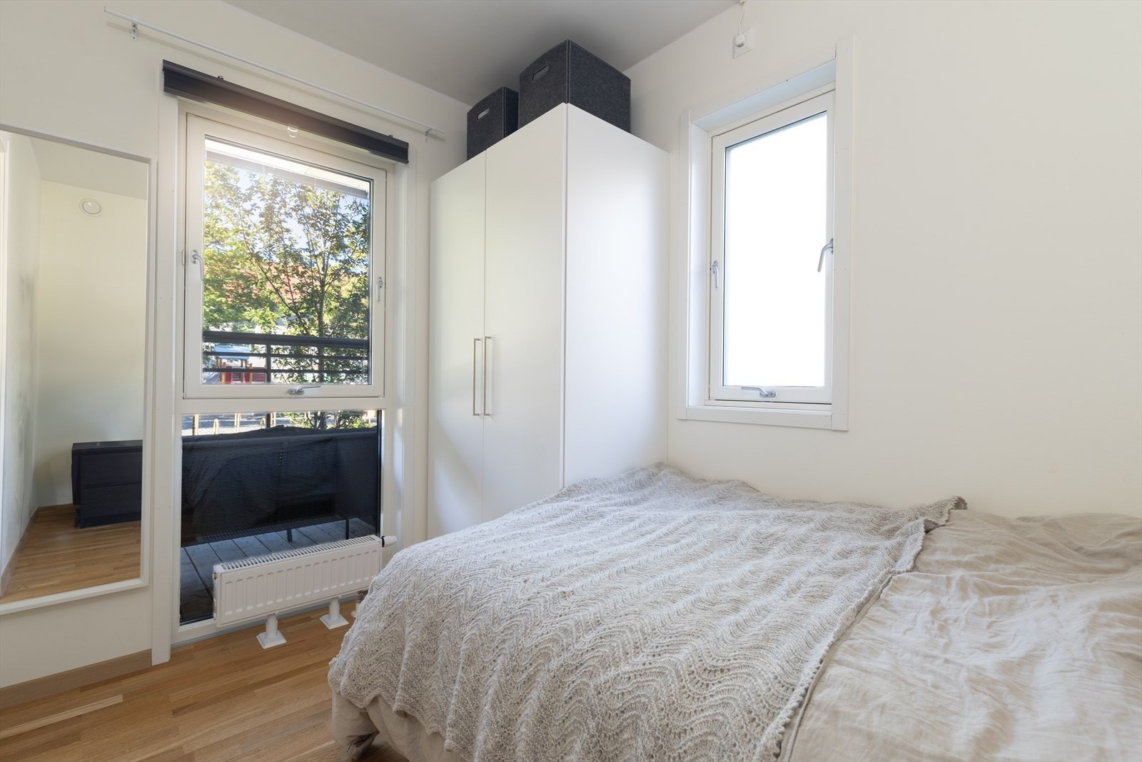 Leiligheten har en smart og effektiv planløsning som gir god plass til soverommene på hver side av stuen. Galleribilde