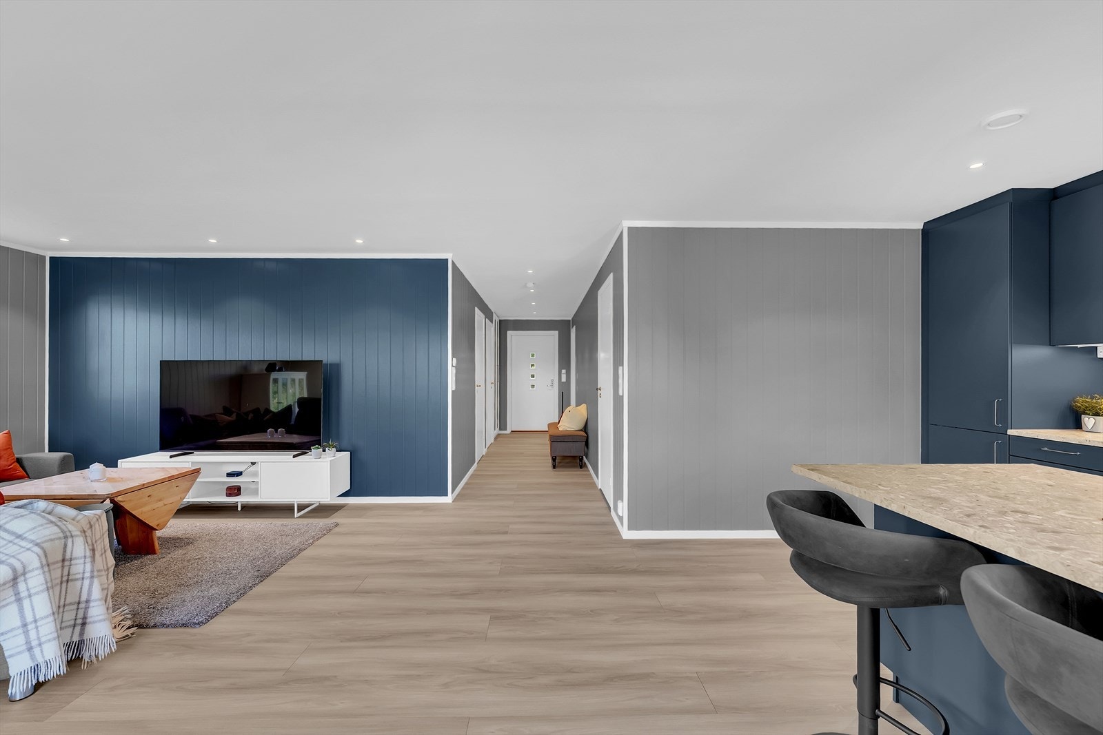 Det er vannbåren gulvvarme i hele etasjen, unntatt boden. Galleribilde