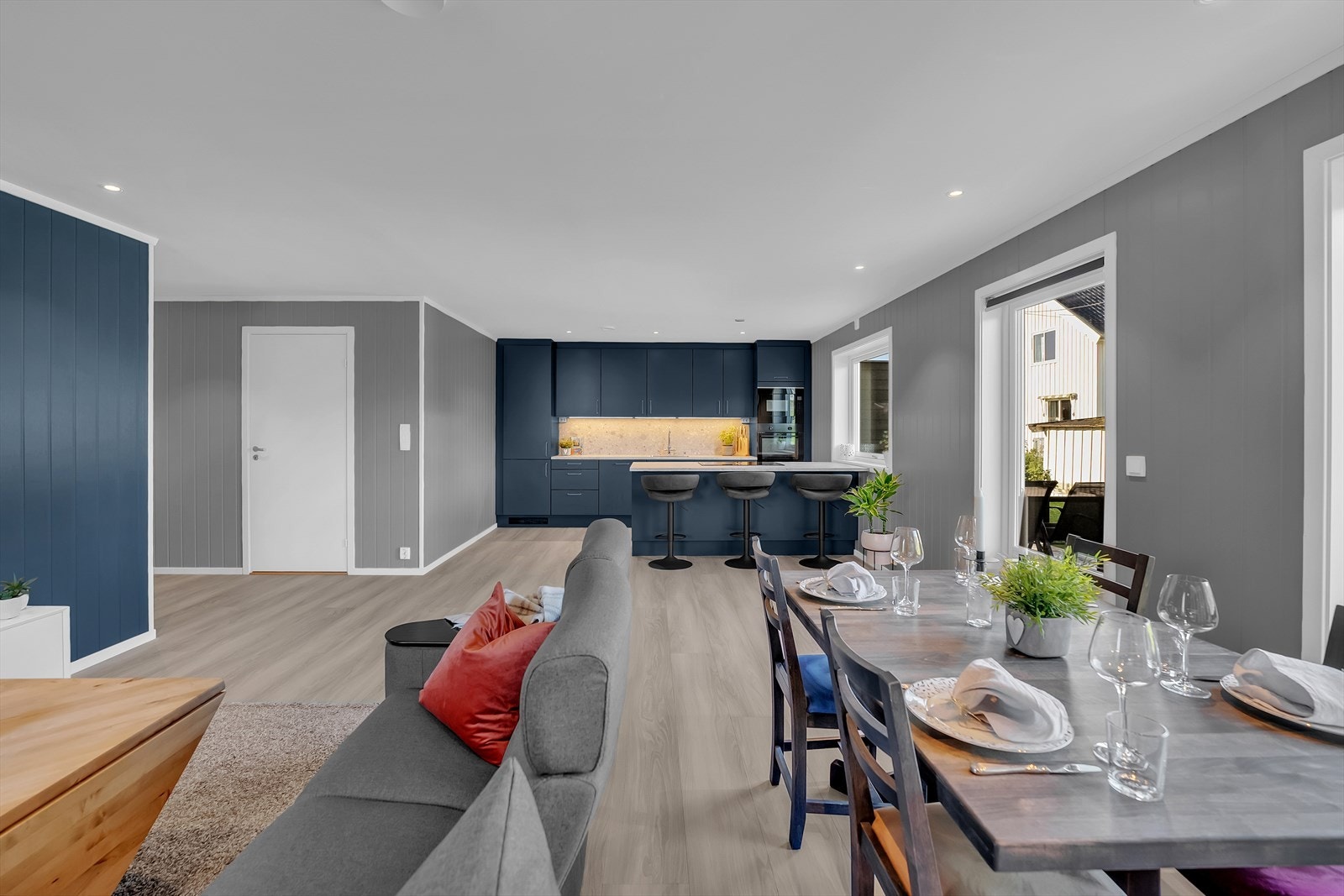 Store vindusflater slipper inn godt med naturlig lys inn i rommet. Galleribilde