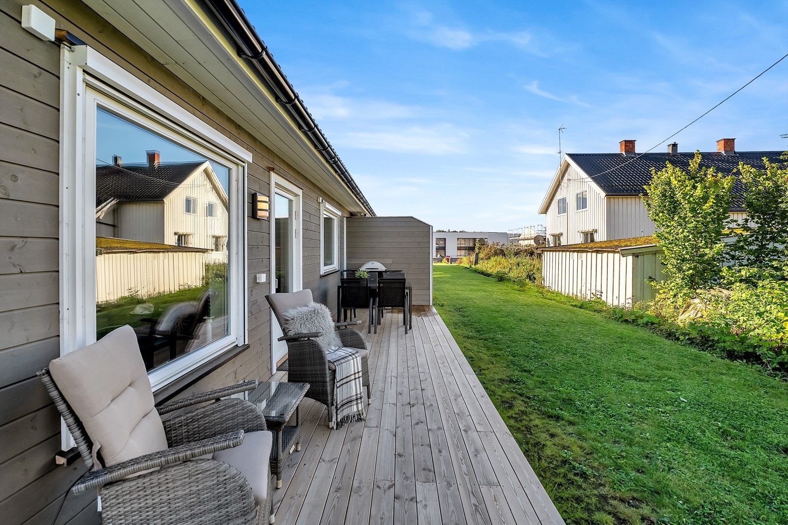 Fra stuen er det utgang til en hyggelig terrasseplatting på baksiden - Med gode solforhold! Galleribilde