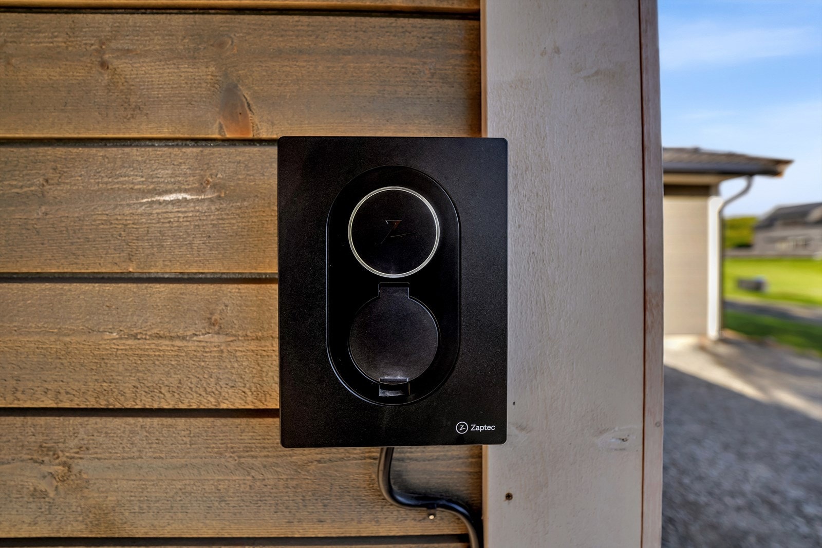 El-bil lader koblet til i carporten. Galleribilde