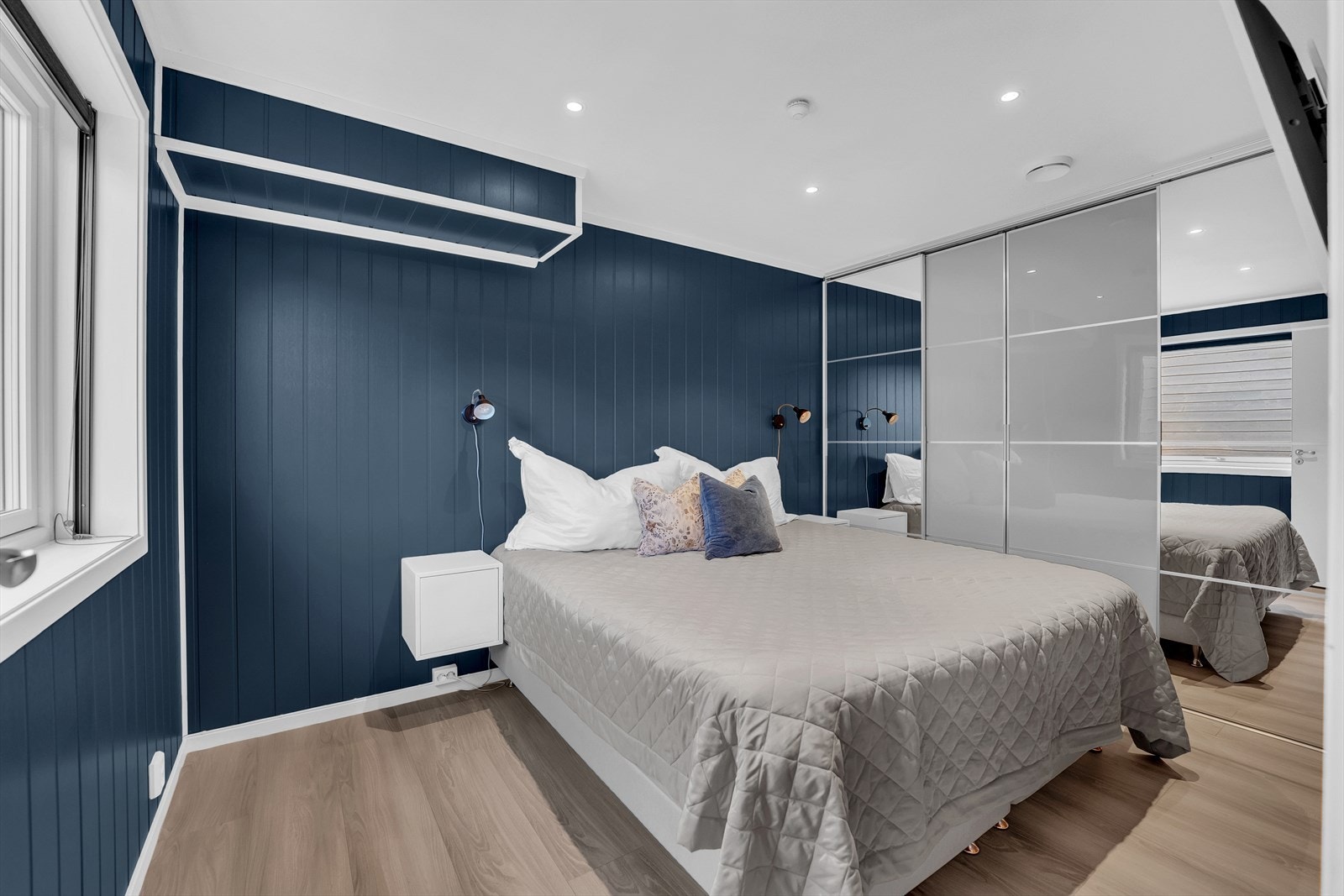 Romslig hovedsoverom med skyvedørsgarderobe Galleribilde